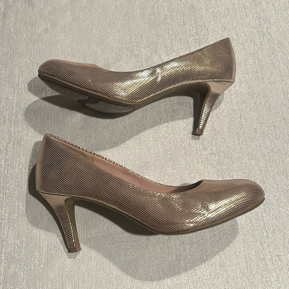 Comfort Plus Predictions Gold Shiny Heels - Picture 5 of 6